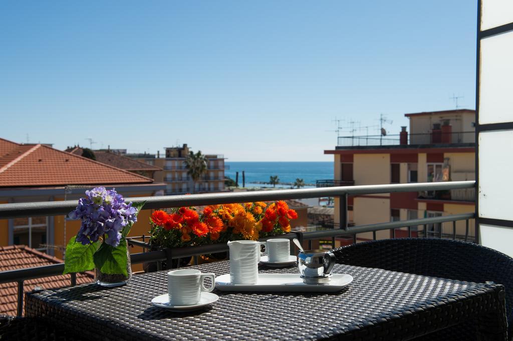 Hotel Ristorante La Marina Mhotelsgroup San Bartolomeo Al Mare Exterior photo